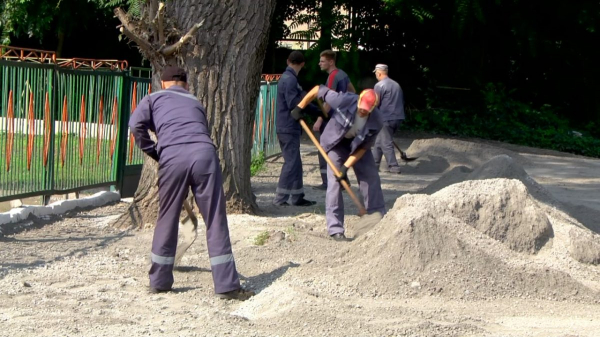 Работы по благоустройству продолжаются в Каменском