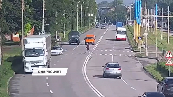 Не розрахував чи кинувся під авто? Відео ДТП з неповнолітнім на проспекті Ювілейному в Кам'янському
