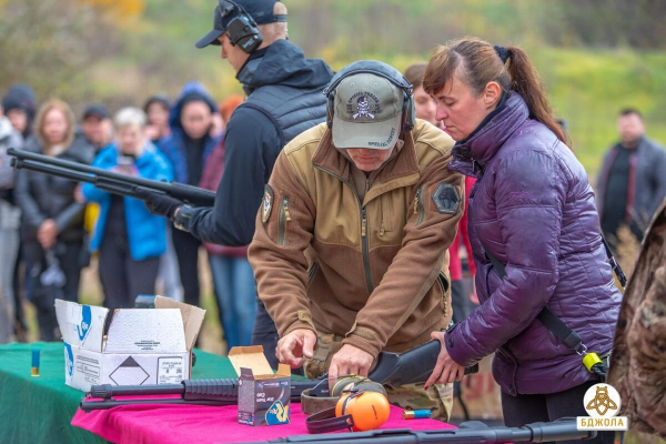 Занятия по огневой подготовке для женщин продолжаются в Каменском