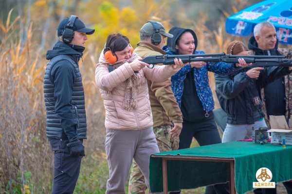 Занятия по огневой подготовке для женщин продолжаются в Каменском