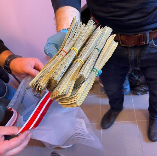 $350 тысяч украли у днепрянина псевдо-работники службы доставки: полицейские задержали преступную группировку