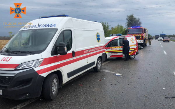 ДТП на Днепропетровщине: людей доставали из растрощенного автомобиля