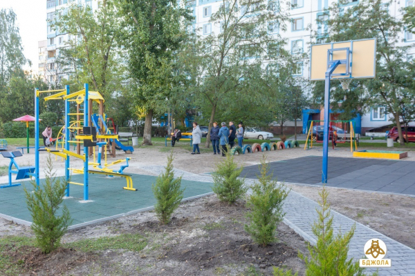 &laquo;Бджола&raquo; установила современную спортплощадку на левобережье Каменского