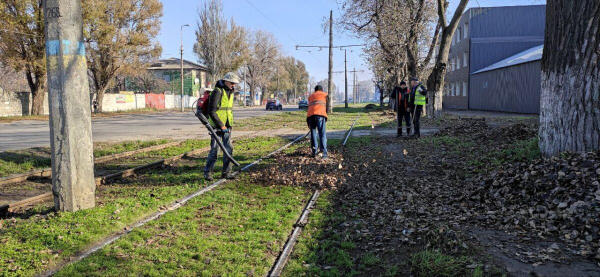 Работники коммунального предприятия Каменского проводят работы по благоустройству территории