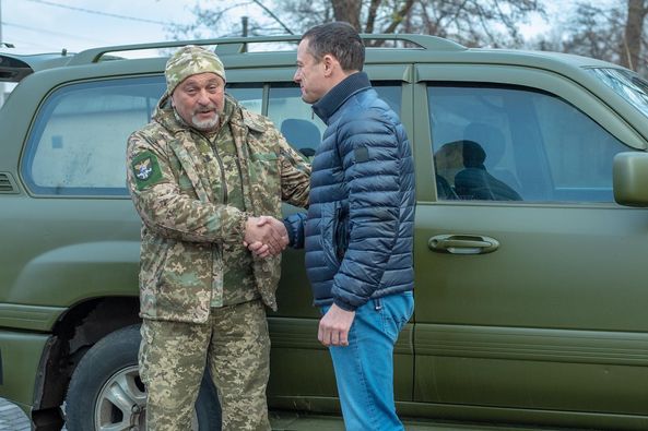 Представители ОО &laquo;Пчела&raquo; передали отремонтированный внедорожник в воинскую часть
