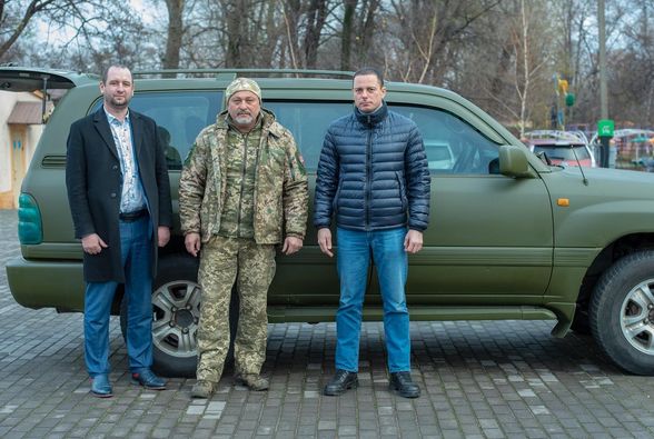 Представители ОО &laquo;Пчела&raquo; передали отремонтированный внедорожник в воинскую часть