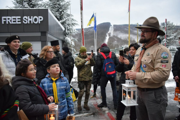 Украинские пограничники встретили Вифлеемский огонь мира