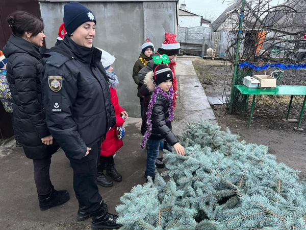 В канун Рождества полицейские Каменского подарили приемной семье елку