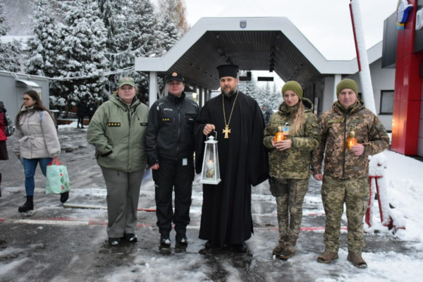 Украинские пограничники встретили Вифлеемский огонь мира