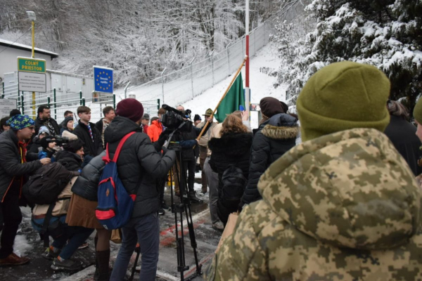 Украинские пограничники встретили Вифлеемский огонь мира