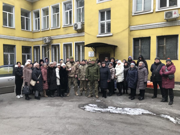 Еще один автомобиль передали каменские педагоги защитникам Украины