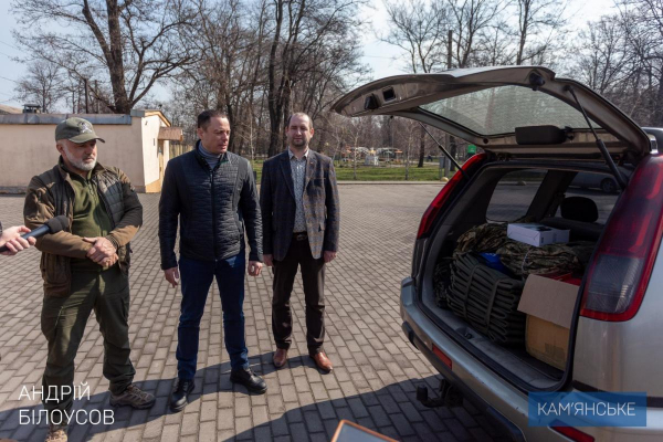 В Каменском передали автомобиль для спецподразделения ВСУ