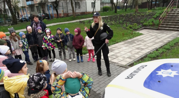 Каменские полицейские обучали дошкольников правилам поведения на дороге