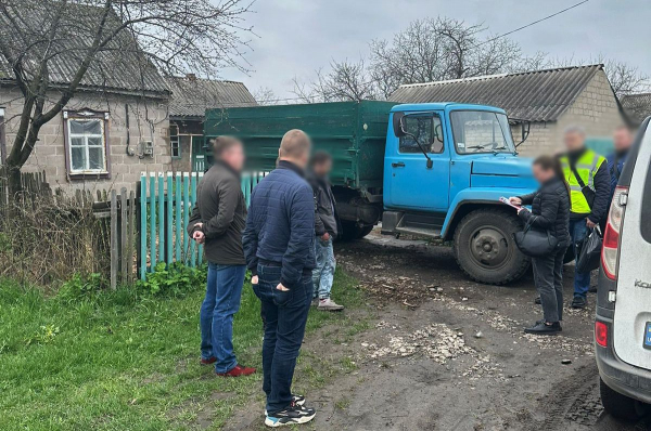 Полицейские Днепропетровщины задержали группу людей за незаконную вырубку леса
