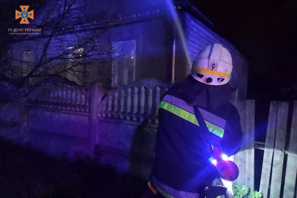 Возгорание дома в частном секторе ликвидировали чрезвычайники Каменского