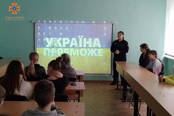 Каменские спасатели присоединились к проведению мероприятий в рамках &laquo;Дня гражданской защиты&raquo;