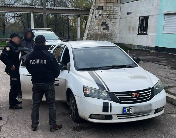 Полицейские Днепропетровщины задержали группу людей за незаконную вырубку леса