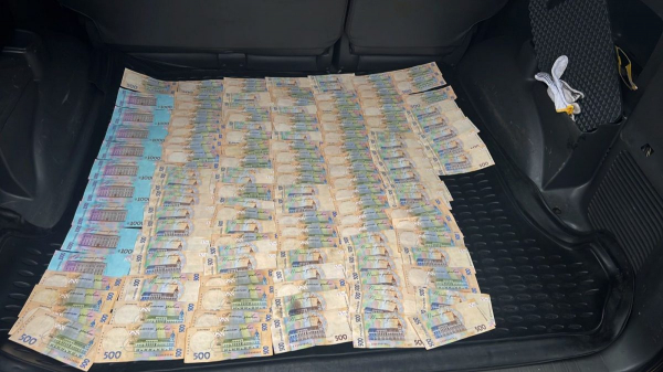 Полицейские Днепропетровщины задержали группу людей за незаконную вырубку леса
