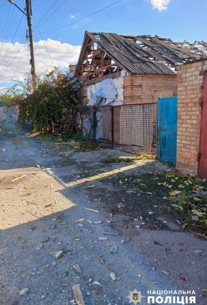 На Нікопольщині правоохоронці встановлюють наслідки ворожих обстрілів
