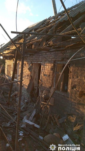 На Нікопольщині правоохоронці встановлюють наслідки ворожих обстрілів
