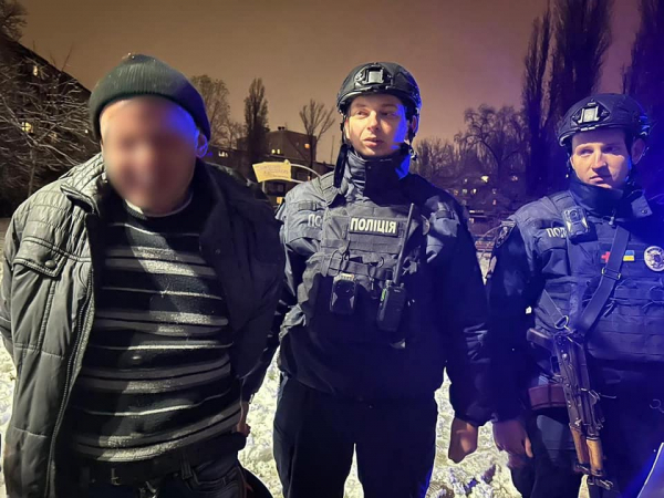 У Кривому Розі в закладі освіти чоловік погрожував дітям ножем У Кривому Розі в закладі освіти чоловік погрожував дітям ножем