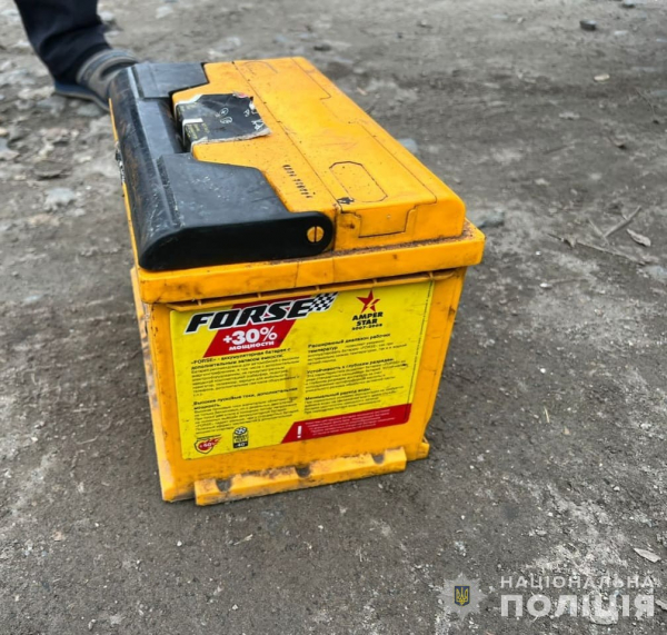 Автомобильный аккумулятор и золотые украшения стали предметами преступления двух воришек в Каменском районе
