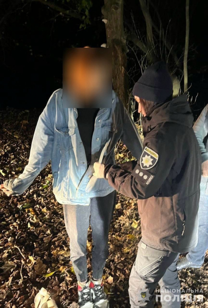 У Дніпрі затримали 19-річну закладницю з амфетаміном та марихуаною