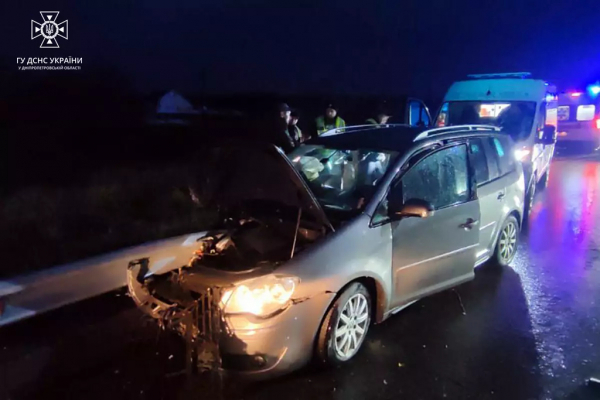У Кривому Розі автівка влетіла у відбійник, постраждали пасажири
