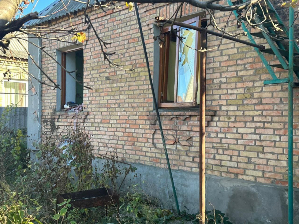 Ворог бив по Нікопольщині з артилерії та атакував дронами-камікадзе, постраждала жінка