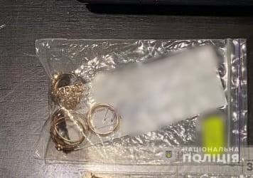 Автомобильный аккумулятор и золотые украшения стали предметами преступления двух воришек в Каменском районе