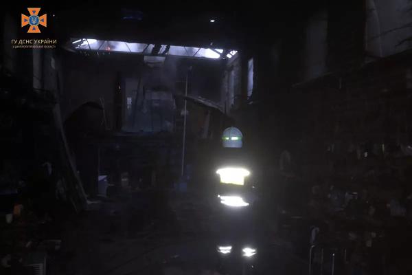 На Днепропетровщине горел гараж с автомобилем внутри