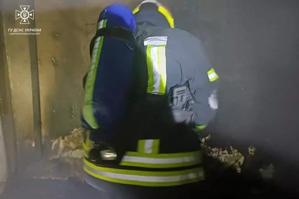 На Днепропетровщине пожарные спасли пожилую женщину из горящей квартиры
