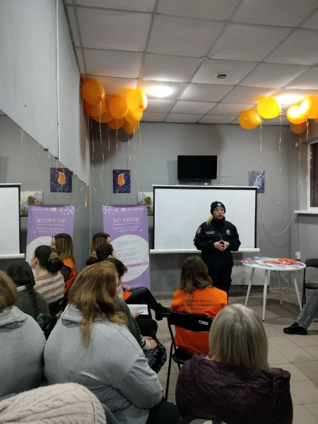 &laquo;Помощь рядом&raquo;: как в рамках Всеукраинской акции &laquo;16 дней против насилия&raquo; каменчан учат не умалчивать общественную проблему