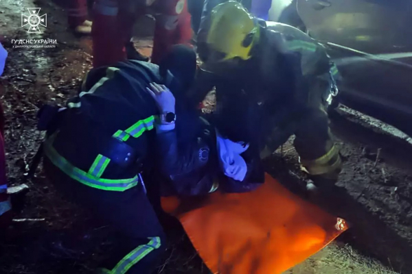 У Кривому Розі автівка влетіла у відбійник, постраждали пасажири