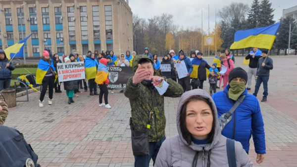 Стало відомо, скільки платять учасникам політичного мітингу біля міськради у Кам&rsquo;янському