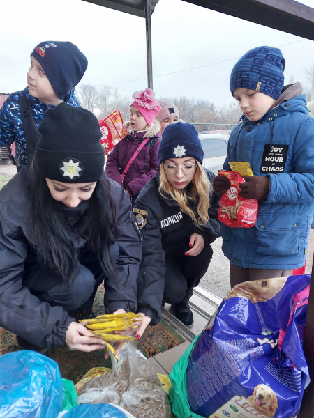 Полицейские Каменского вместе с детьми посетили приют для животных