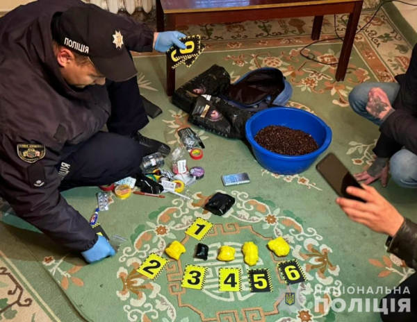Поліцейські Дніпра затримали наркозбувача, який підготував для продажу понад 300 згортків з наркотиками