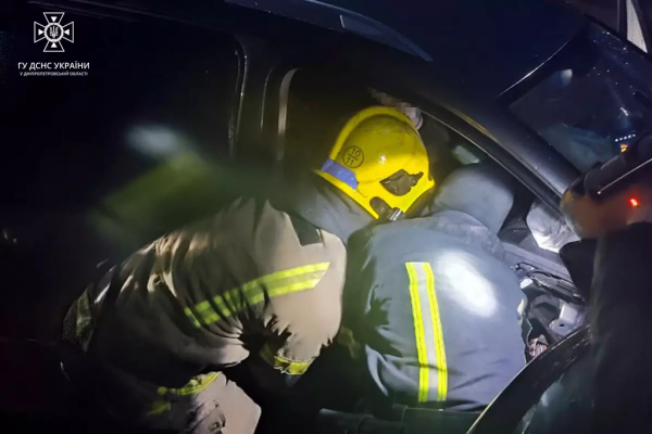 У Кривому Розі автівка влетіла у відбійник, постраждали пасажири