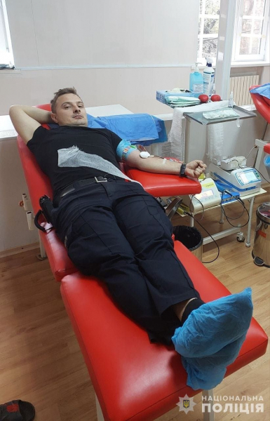 Каменские полицейские стали донорами крови для украинских военных