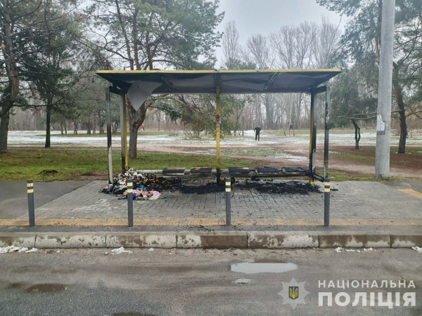 На місці меморіалу біля будинку на Набережній Перемоги у Дніпрі, де сталася пожежа, працюють слідчі