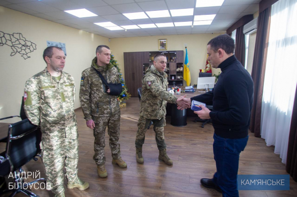 Мер Кам&rsquo;янського зустрівся з військовими та рідними загиблого захисника
