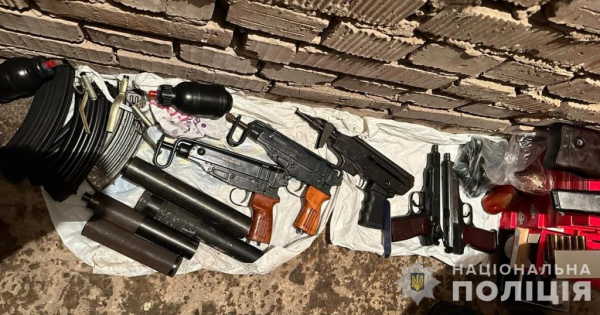 На Дніпропетровщині викрито злочинне угруповання: вилучено арсенал зброї та 6 мільйонів доларів готівкою (Відео)