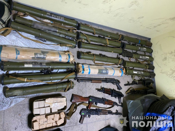 На Дніпропетровщині викрито злочинне угруповання: вилучено арсенал зброї та 6 мільйонів доларів готівкою (Відео)
