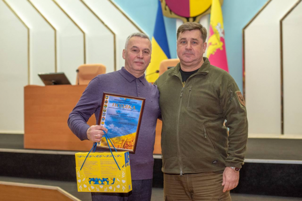 В Каменском вручили знаки отличия и награды работникам городского совета и представителям громады
