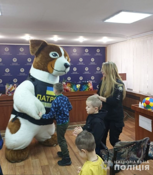 У Кам&rsquo;янському поліцейські влаштували свято для дітей, які потребують підтримки