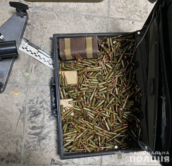 На Дніпропетровщині викрито злочинне угруповання: вилучено арсенал зброї та 6 мільйонів доларів готівкою (Відео)
