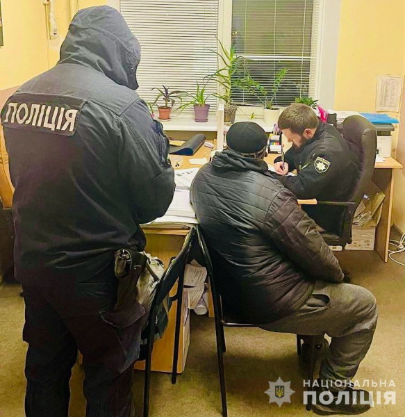 У Дніпрі раніше судимий чоловік викрав з автівки сумку, гроші та крісло для собаки