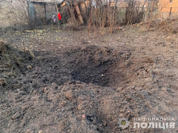 Постраждалих під час вчорашнього обстрілу Нікополя бабусю з онукою евакуювали до медзакладу поліцейські