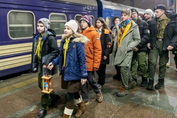 В Україну прибув Вифлеємський вогонь миру