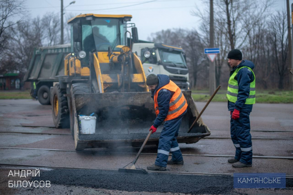 На головних автошляхах Кам&rsquo;янського виконується аварійний ямковий ремонт